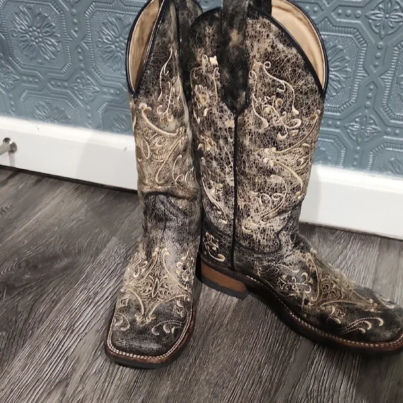 Circle G Black and Cream Heeled Boots - Picture 2 of 5